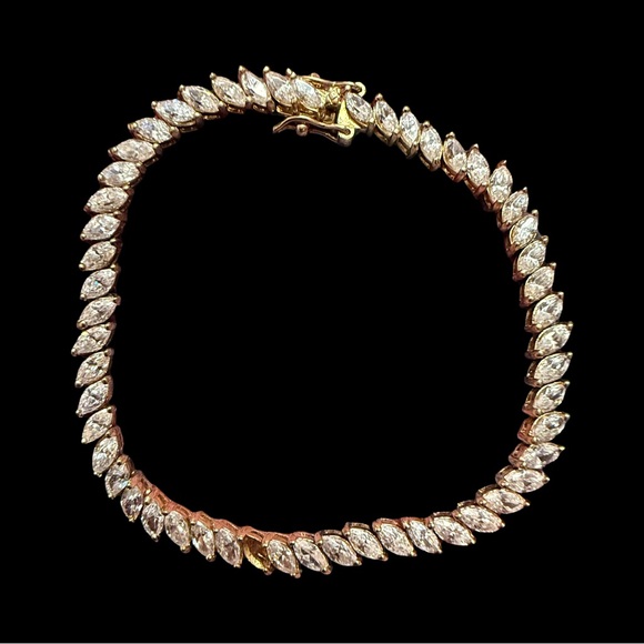 Elegant Gold and Silver Women's Necklace - Picture 5 of 6